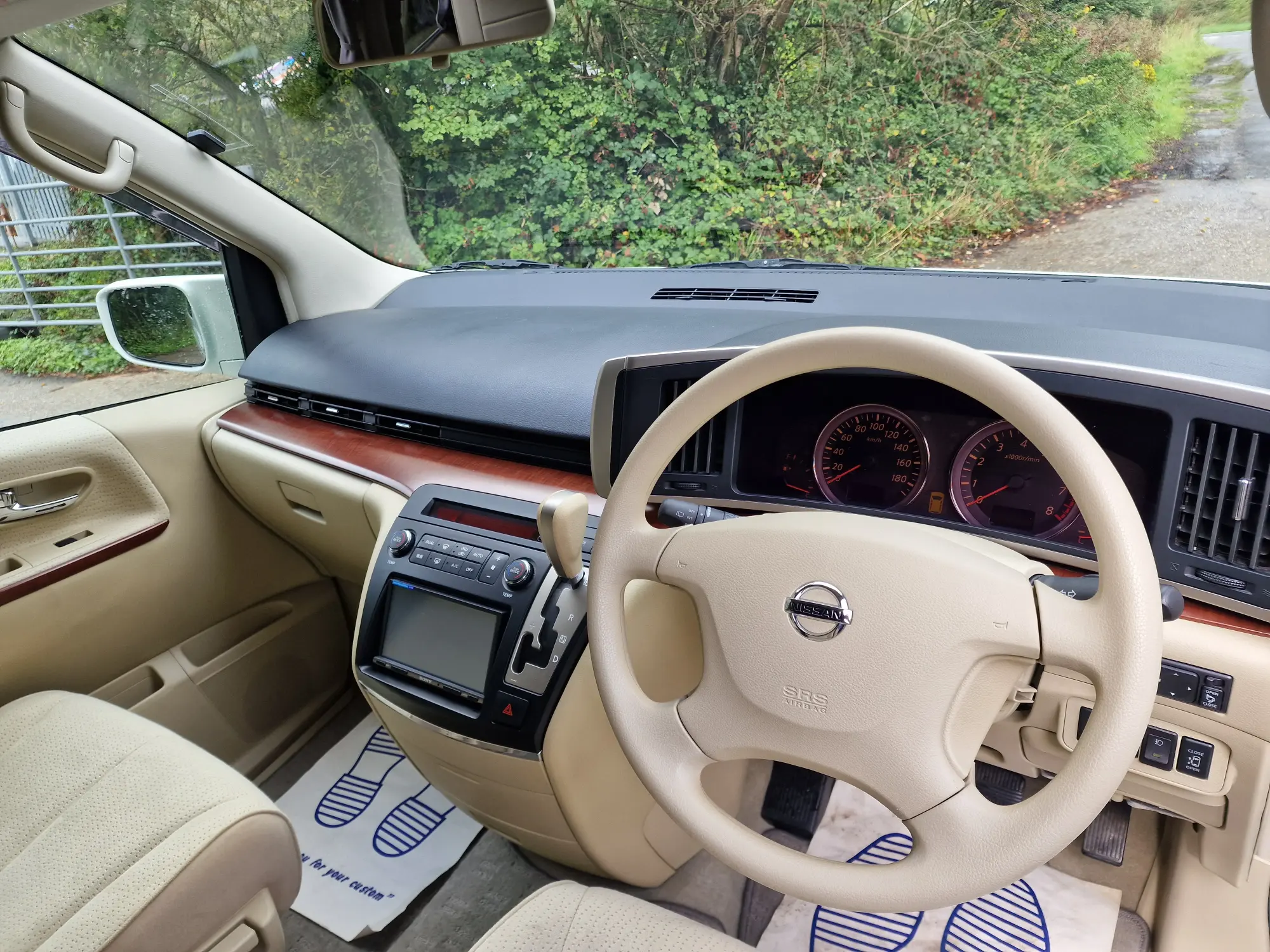 Nissan Elgrand dashboard and steering wheel in a cream colour